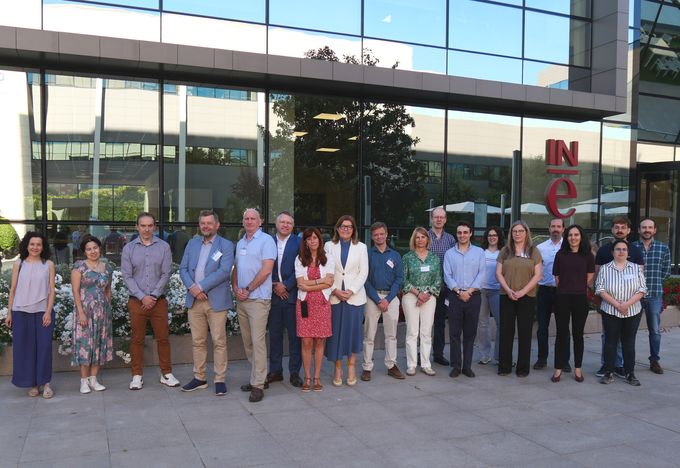Los asistentes a la reunión, ante la sede del INE